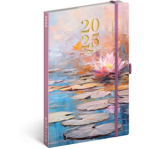 Keménytáblás heti zsebnaptár krémszínű lapokkal, leszorító gumiszalaggal  Waterlily 130x210mm, Realsystem 2025.