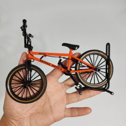 1:8 arányú ötvözetből készült BMX bicikli